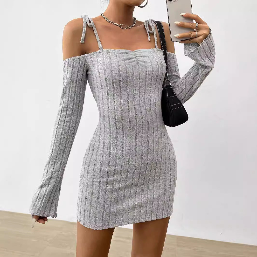 Robe mini femme avec design décolleté découvrant les épaules et tricot rib trendy Chic & Stil