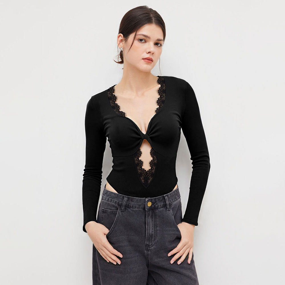 Bodysuit pour femmes avec décolleté en V profond et délicate application en dentelle Chic & Stil