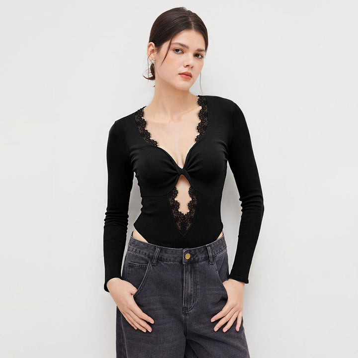 Bodysuit pour femmes avec décolleté en V profond et délicate application en dentelle Chic & Stil