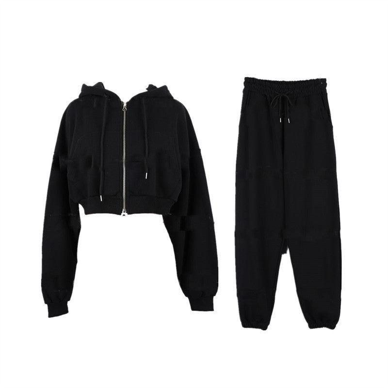 Women's sporty two-piece set with cropped hoodie and comfortable joggers Chic & Stil