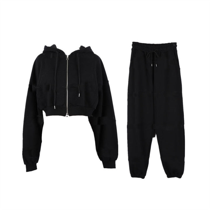 Women's sporty two-piece set with cropped hoodie and comfortable joggers Chic & Stil