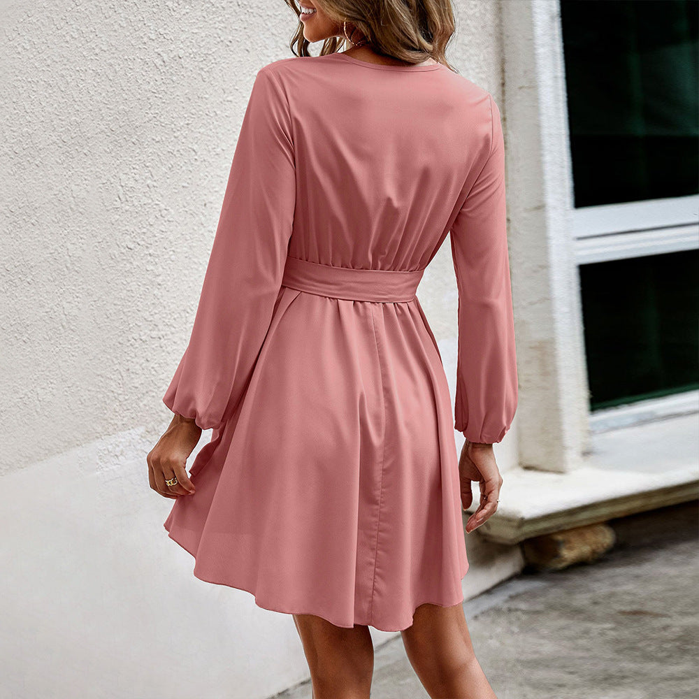 Robe portefeuille pour femmes avec manches longues et ceinture élégante à la taille Chic & Stil