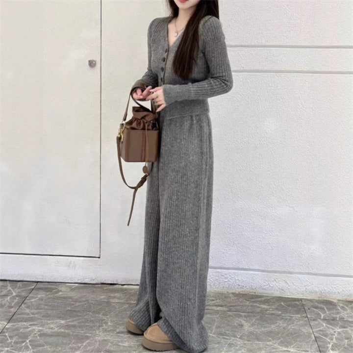 Costume tricoté pour femmes avec décolleté en V et détails de boutons Chic & Stil