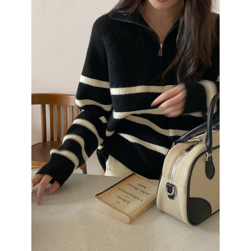 Pull féminin à la mode avec une fermeture éclair solide et un motif rayé Chic & Stil
