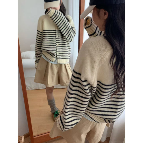 Cardigan pour femmes avec un motif rayé coloré et un design boutonnable Chic & Stil