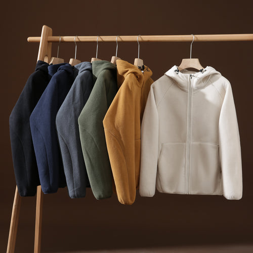 Veste en polaire pour femmes avec un design de capuche innovant et des poches pratiques Chic & Stil