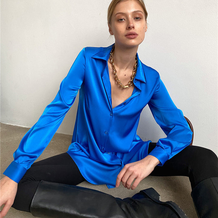 Blouse en satin élégante pour femmes avec décolleté en V profond Chic & Stil