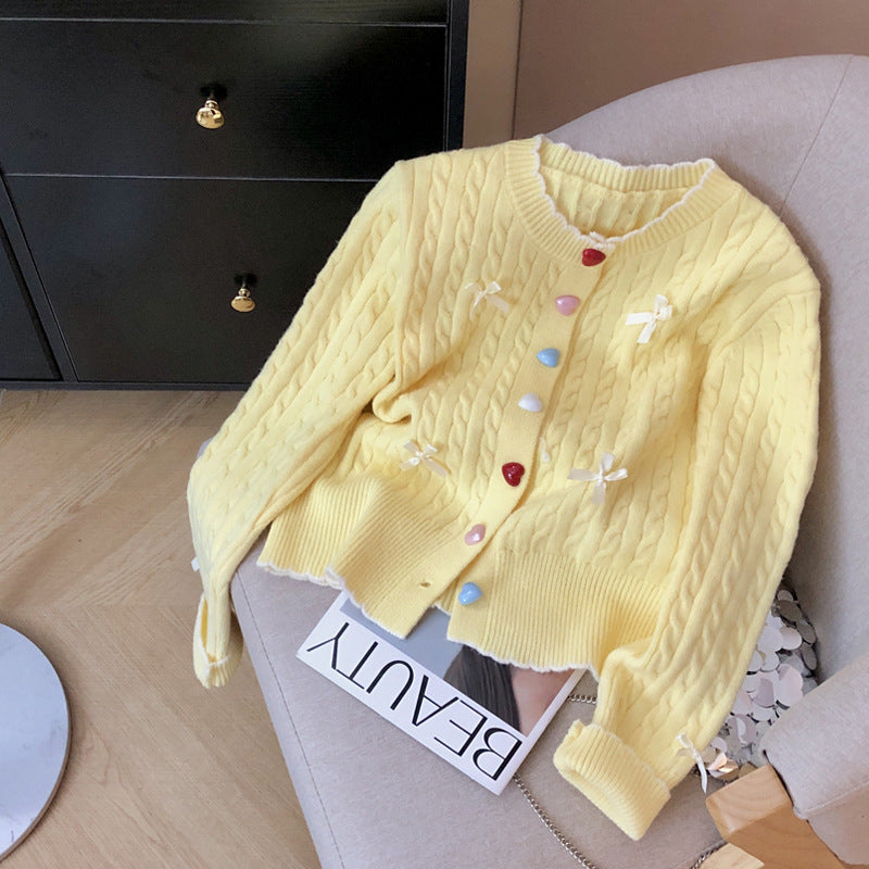 Cardigan en tricot épais pour femmes avec des détails de boutons ludiques et des nœuds
