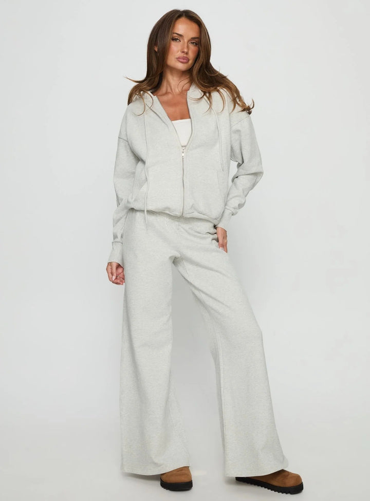 Women's fashionable lounge set with a relaxed fit and innovative design Chic & Stil