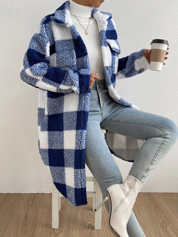 Cozy fleece jacket for women with a chic plaid design