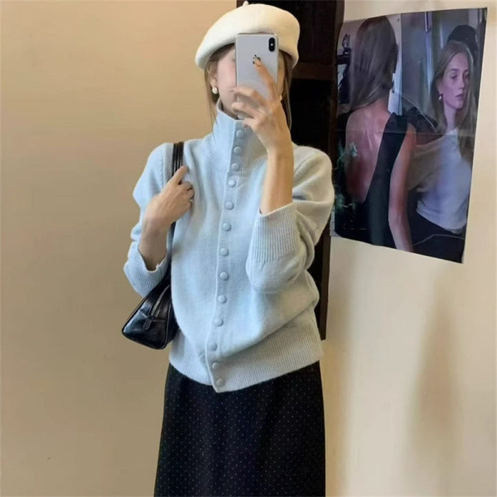 Pull en maille pour femme avec col montant et détail de bouton Chic & Stil