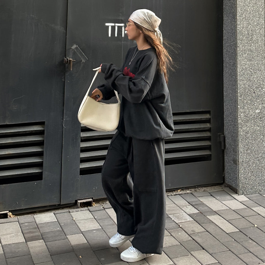 Casual lounge set for women with oversized sweatshirt and wide pants Lune London