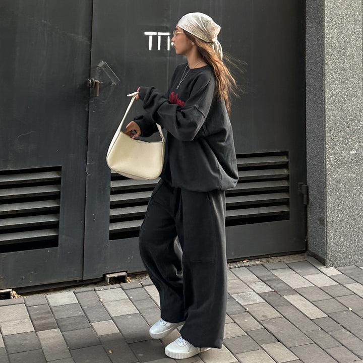 Casual lounge set for women with oversized sweatshirt and wide pants Lune London
