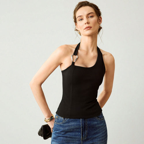Top femme décolleté avec un design halter à la mode et un accent en métal élégant Chic & Stil