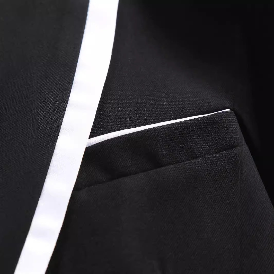 Elegant suit for men with contrast lapel Amarae