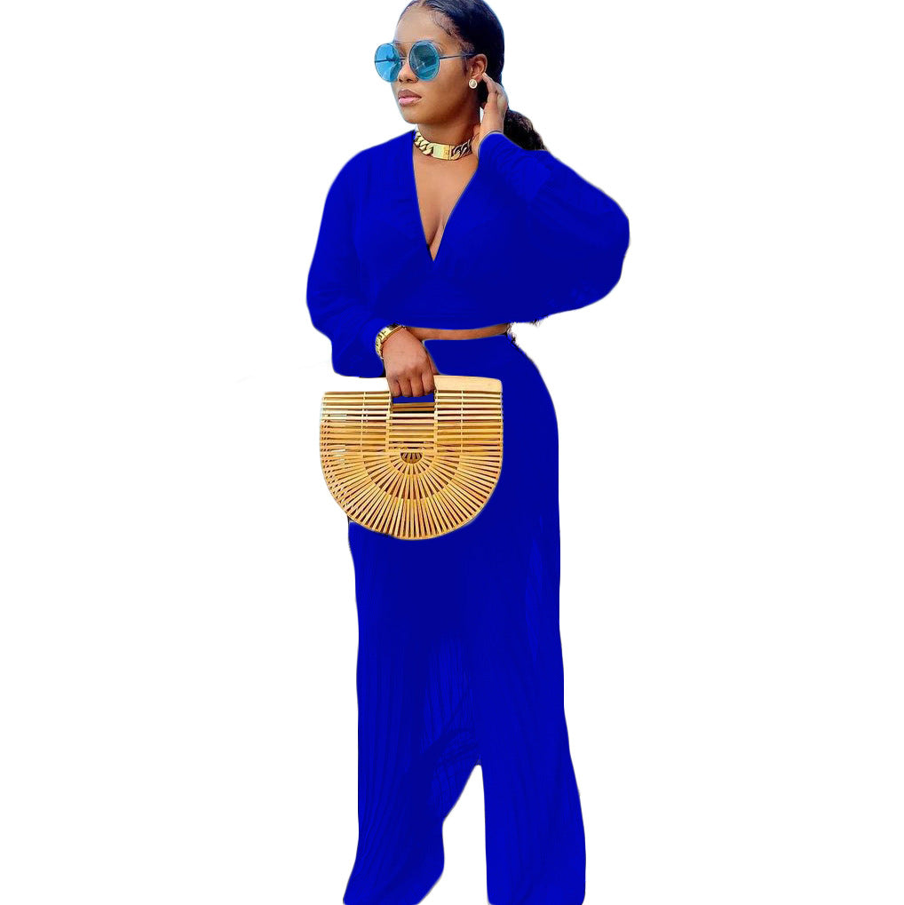 Ladies Elegant two-piece set with a loose fit and a deep V-neck Lune London