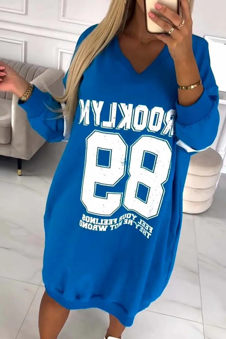 Robe oversize pour femme avec imprimé graphique sportif et décolleté en V profond Chic & Stil