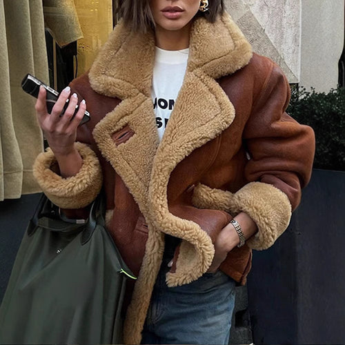 Casual and trendy teddy jacket for women with a large collar and soft interior Amarae
