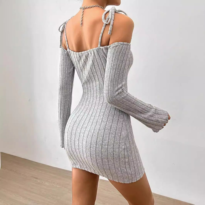 Robe mini femme avec design décolleté découvrant les épaules et tricot rib trendy Chic & Stil