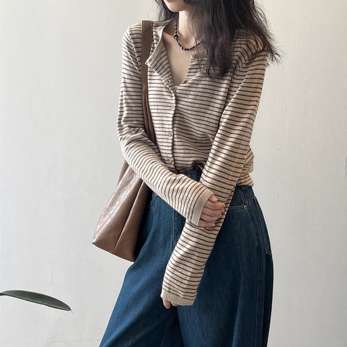Chemisier à manches longues pour femmes avec motif rayé maritime et patte de boutonnage Chic & Stil