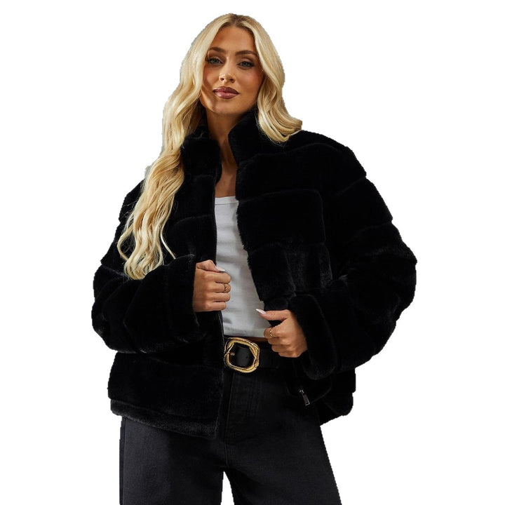 Trendy short jacket for women with voluminous teddy fur Lune London