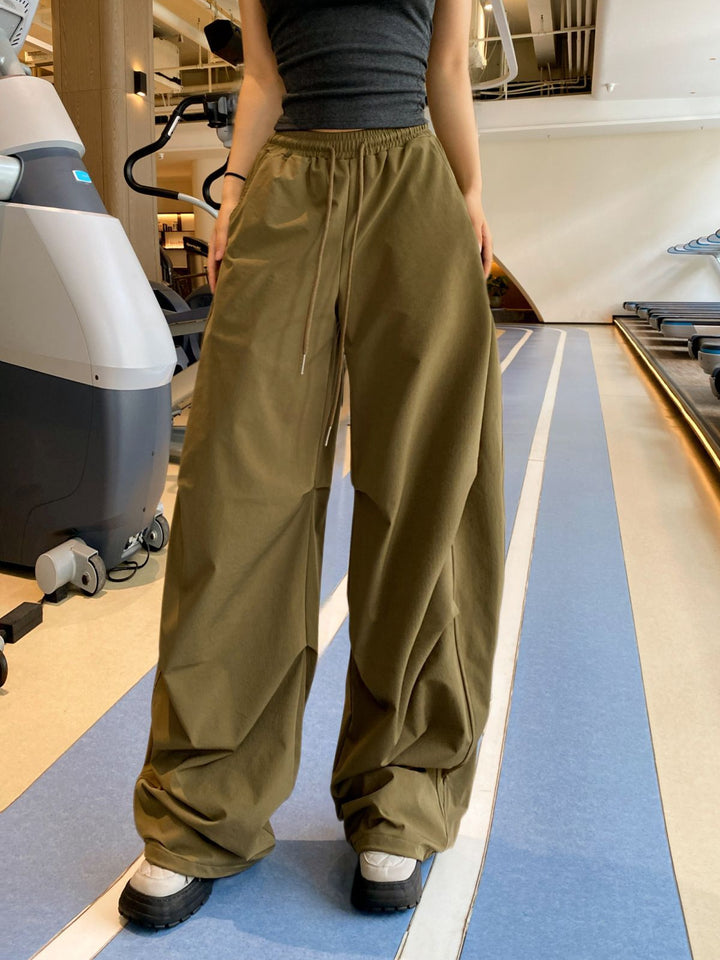 Loose casual pants for women with elastic waist and practical side pockets Lune London