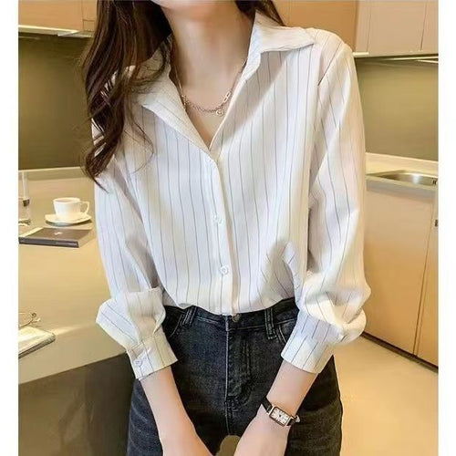Blouse pour femmes avec un motif à fines rayures et un col à revers Chic & Stil