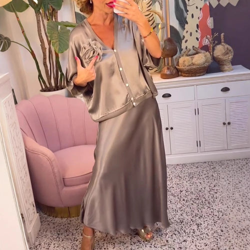 Robe maxi en soie élégante pour femmes avec une coupe innovante et des détails délicats Chic & Stil