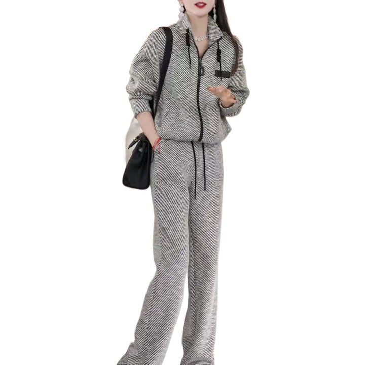 Women's cozy leisure set with practical zipper and high collar Chic & Stil