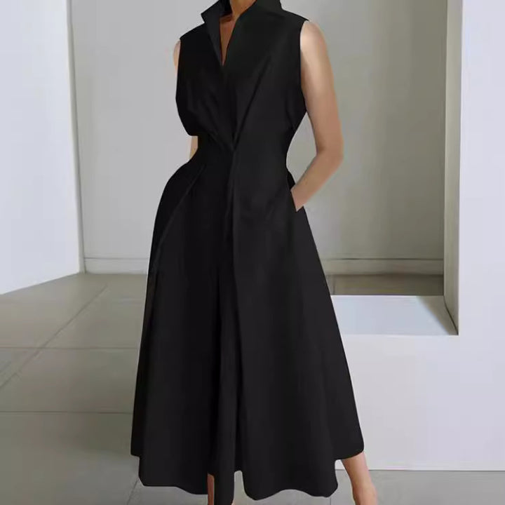 Robe midi élégamment ajustée pour femmes avec un profond décolleté en V et des poches pratiques Chic & Stil