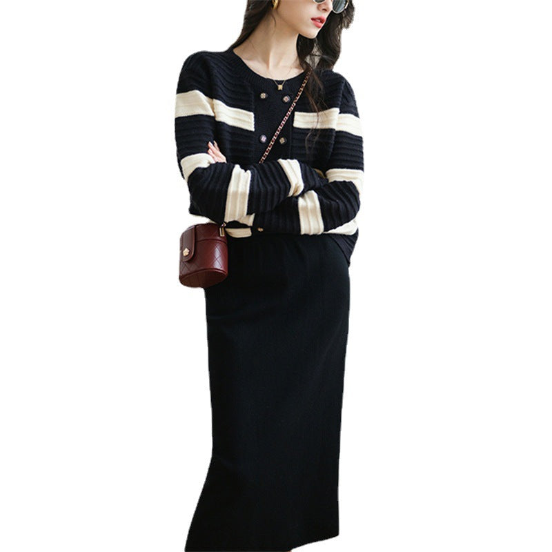 Cardigan tricoté élégant pour femmes avec motif rayé et boutons dorés Chic & Stil
