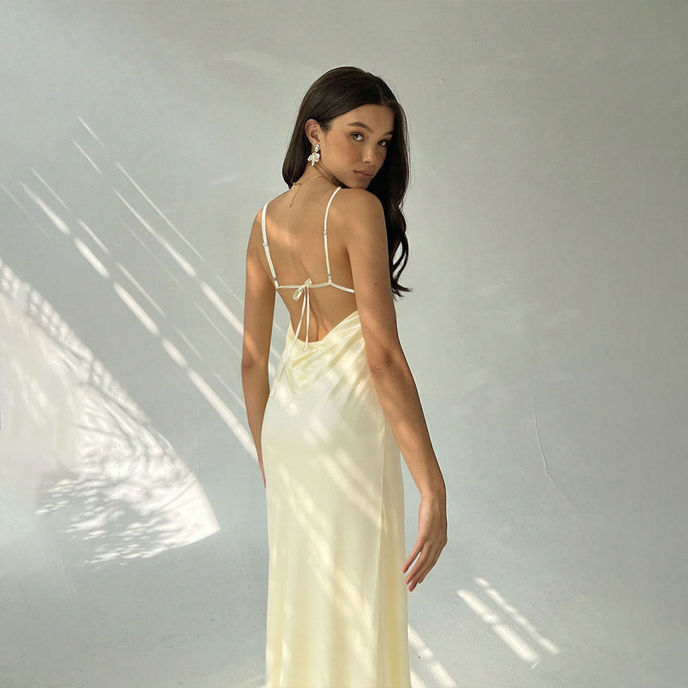 Robe longue à manches longues pour femmes avec un élégant col en V et un détail de laçage sophistiqué Chic & Stil