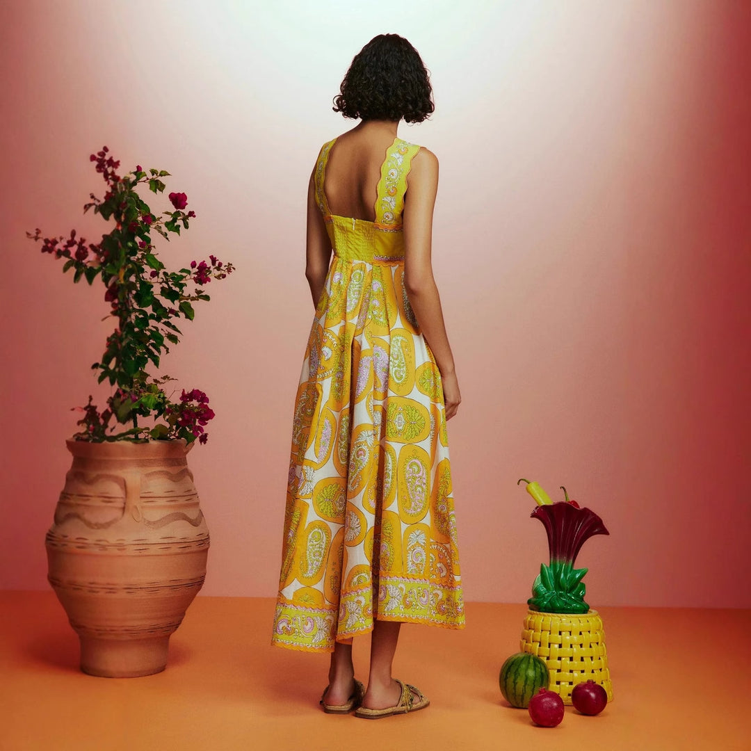 Maxi dress for women with floral pattern and chic ruffled design Chic & Stil