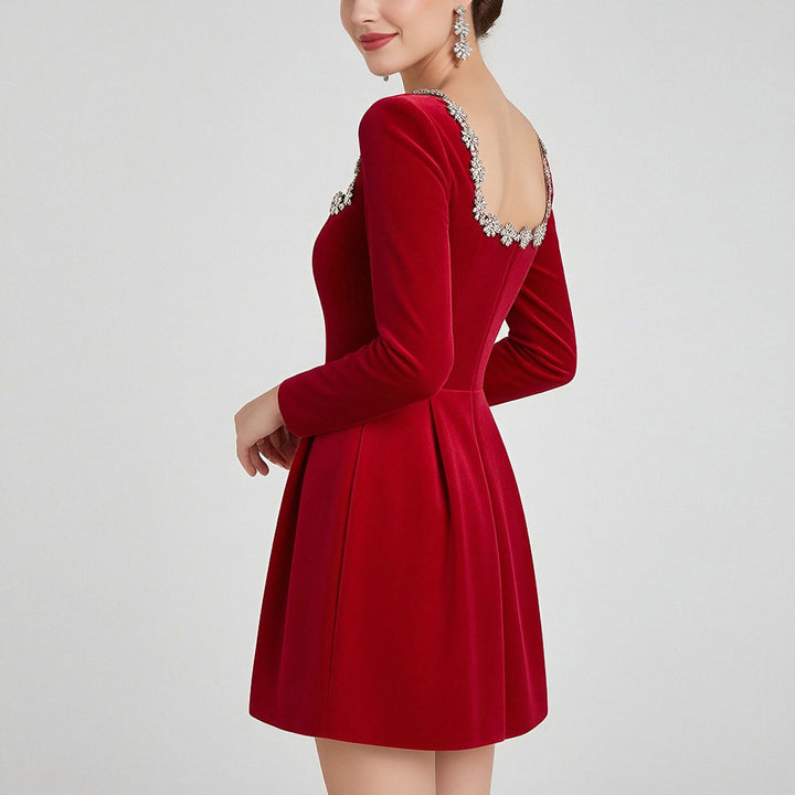 Robe de cocktail pour femme avec décolleté carré et délicates embellissements en cristal Chic & Stil