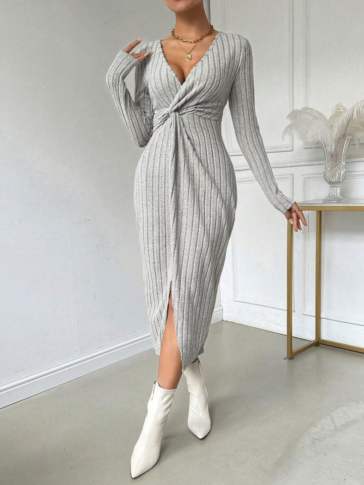 Robe midi ajustée pour femme avec détail twist et fente latérale Chic & Stil