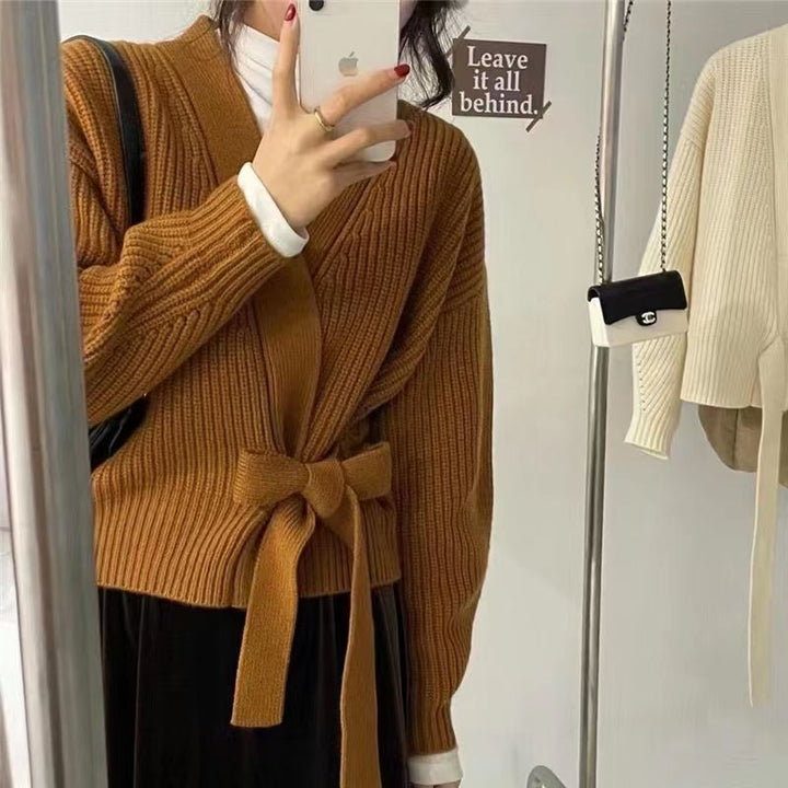 Pull élégant pour femmes à enrouler avec col en V et cordon de serrage à la taille Chic & Stil