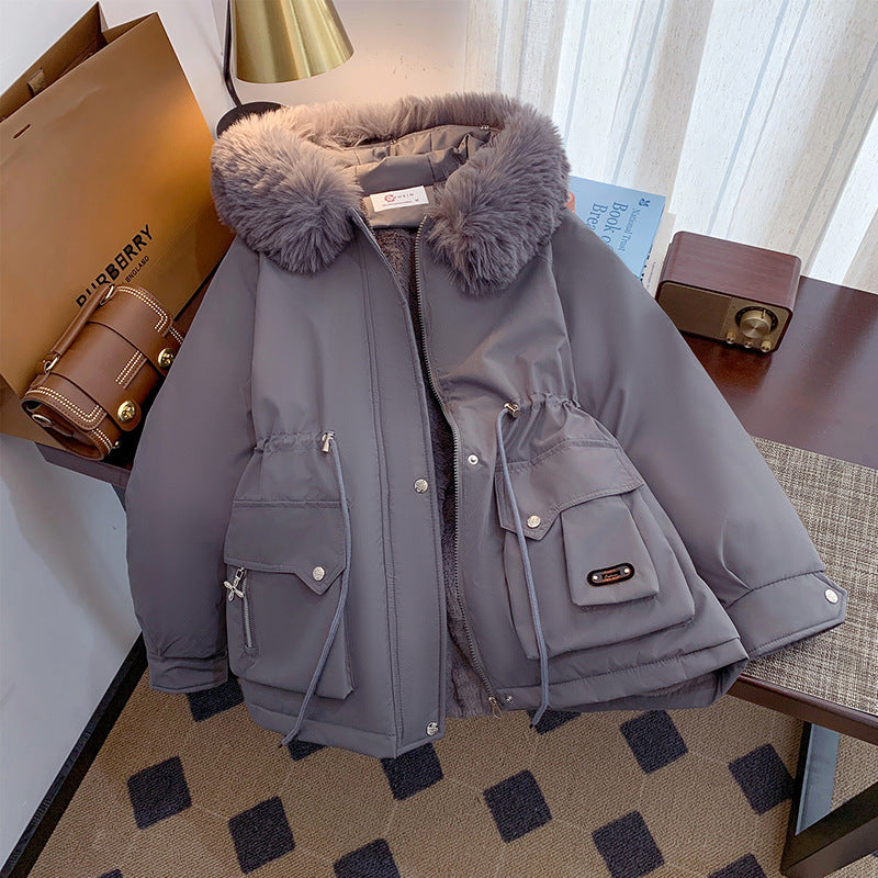 Lady winter coat with removable faux fur collar and practical pockets Lune London