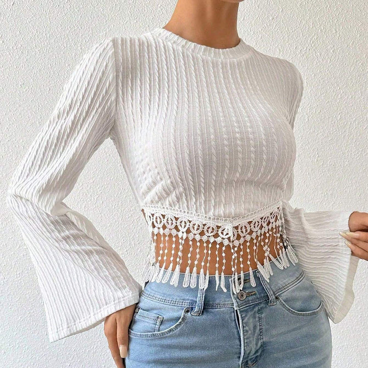 Elegant short top for women with stylish trumpet sleeves and lace Chic & Stil