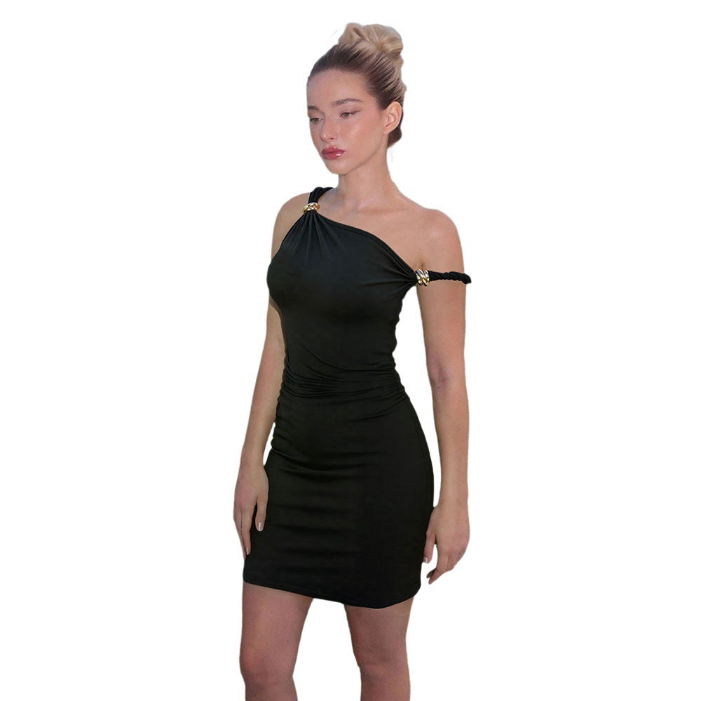 Robe mini ajustée pour femmes avec décolleté asymétrique et accents dorés Chic & Stil