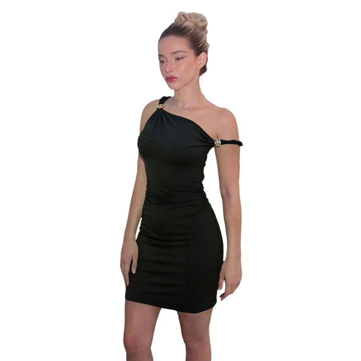 Robe mini ajustée pour femmes avec décolleté asymétrique et accents dorés Chic & Stil