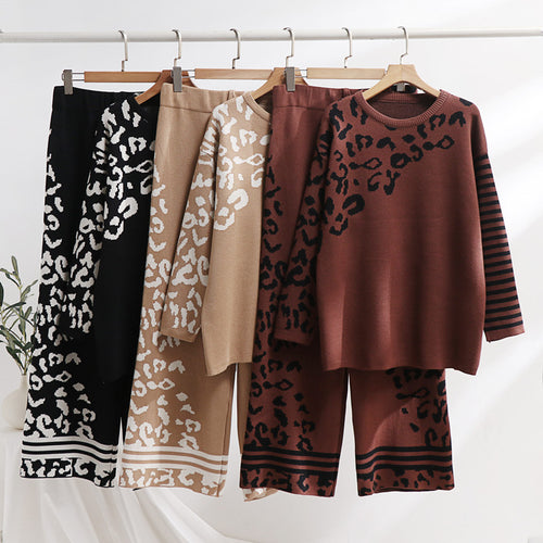 Trendy women's lounge set with animal print and wide stripes Amarae