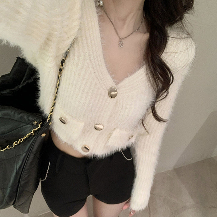 Cardigan en peluche pour femmes avec col en V et boutons décoratifs Chic & Stil