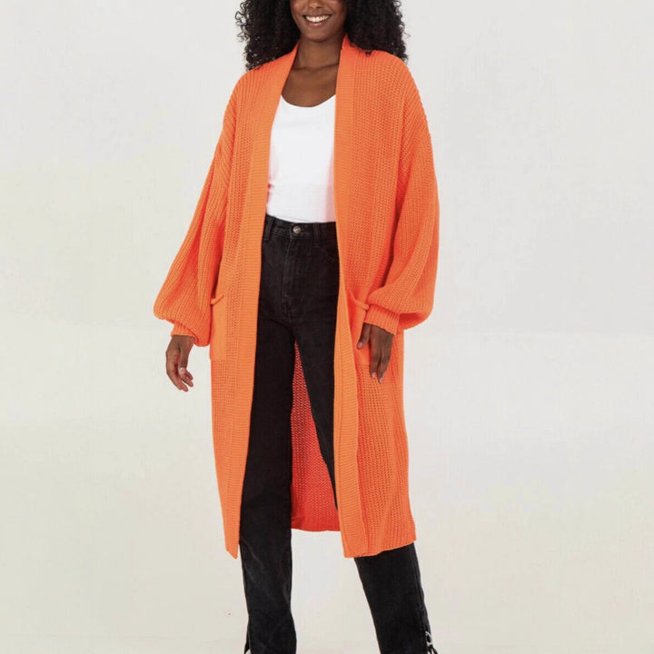 Plus size knitted cardigan for women with voluminous sleeves and an opening at the front Lune Londonl