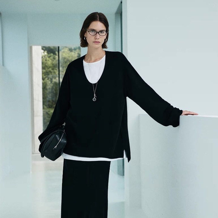 Oversized knitted pullover for women with V-neck and relaxed fit Lune London