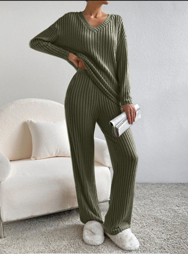 Casual knitted lounge set for women with V-neck Lune London