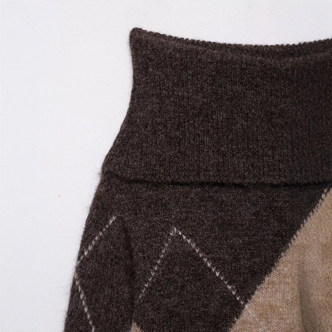 Trendy women's sweater with diamond design and large collar Lune London