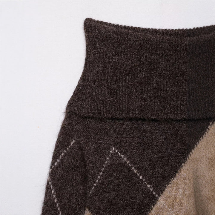 Trendy women's sweater with diamond design and large collar Lune London