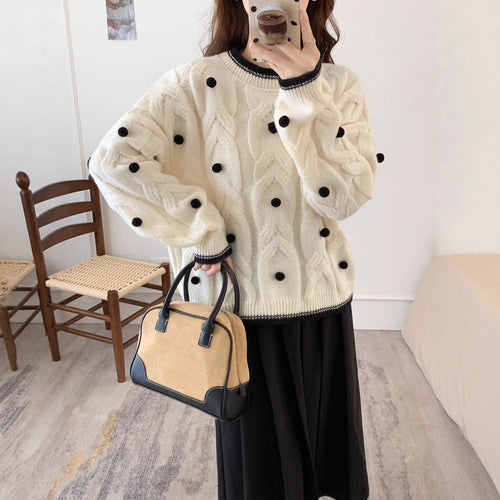 Pull en maille pour femmes avec texture en double câble et pompons décoratifs Chic & Stil