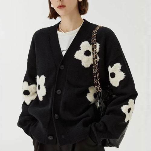 Cardigan pour femmes avec des appliqués floraux et fermeture à boutons Chic & Stil
