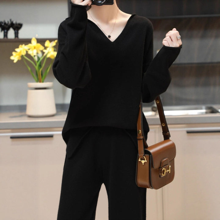 Pull féminin confortable à col en V avec une coupe décontractée et une texture douce Chic & Stil